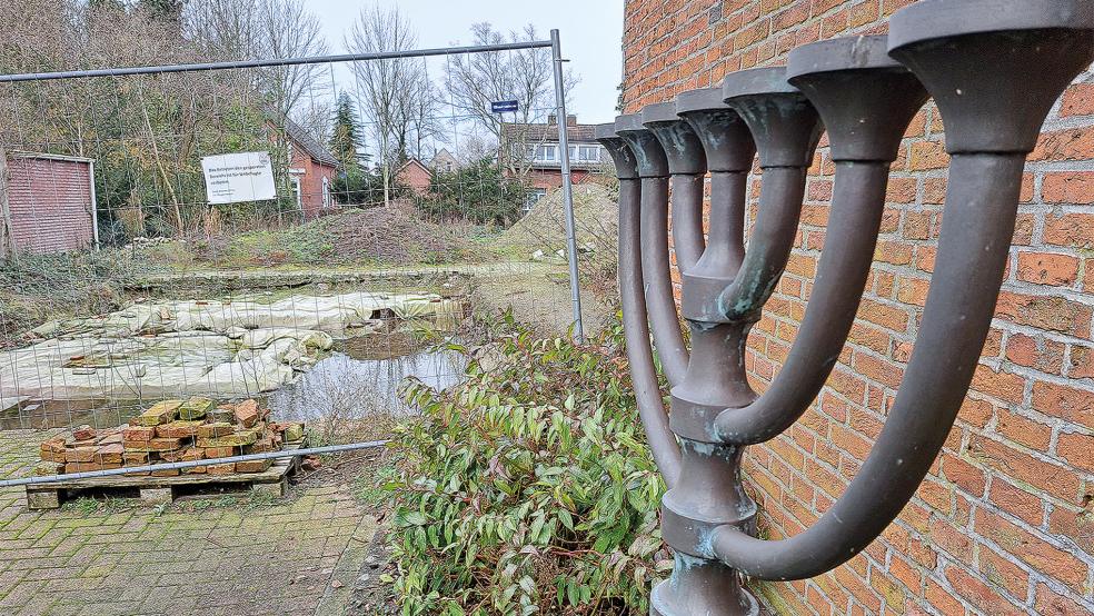 Nach der archäologischen Ausgrabung im Juli 2022 lässt die Rückverfüllung bis heute auf sich warten.  © Foto: Szyska