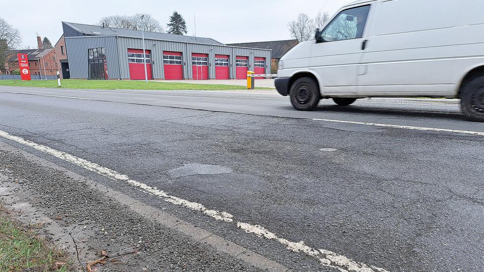 Besonders auffällig ist der Sanierungsbedarf auf der B 436 gegenüber dem Feuerwehrhaus in Weener. In diesem Bereich gilt bereits seit Anfang Juni ein Tempolimit von 30 km/h.  © Foto: Szyska