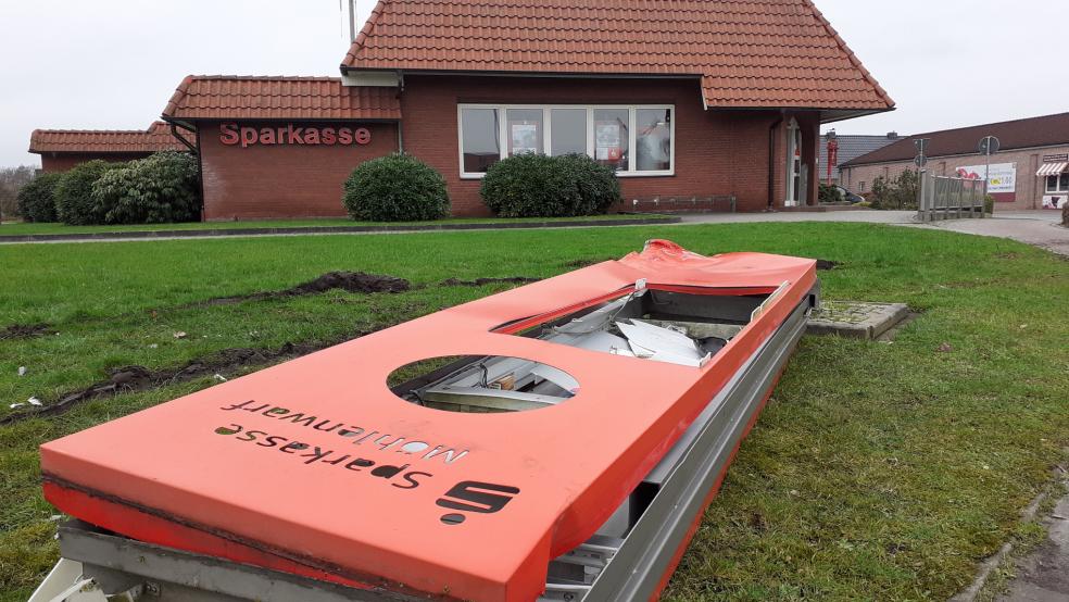 Das Werbeschild wurde bei dem Unfall stark beschädigt. © Berents