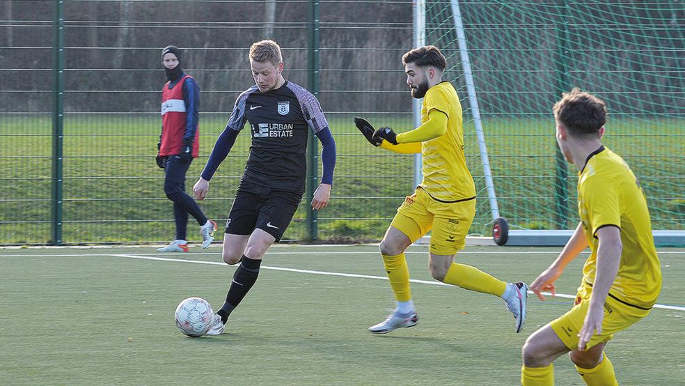 Lukas Koets und Blau-Weiß Papenburg gaben gegen Kickers Emden (rechts Marc Augé) eine gute Figur ab.  © Foto: Born