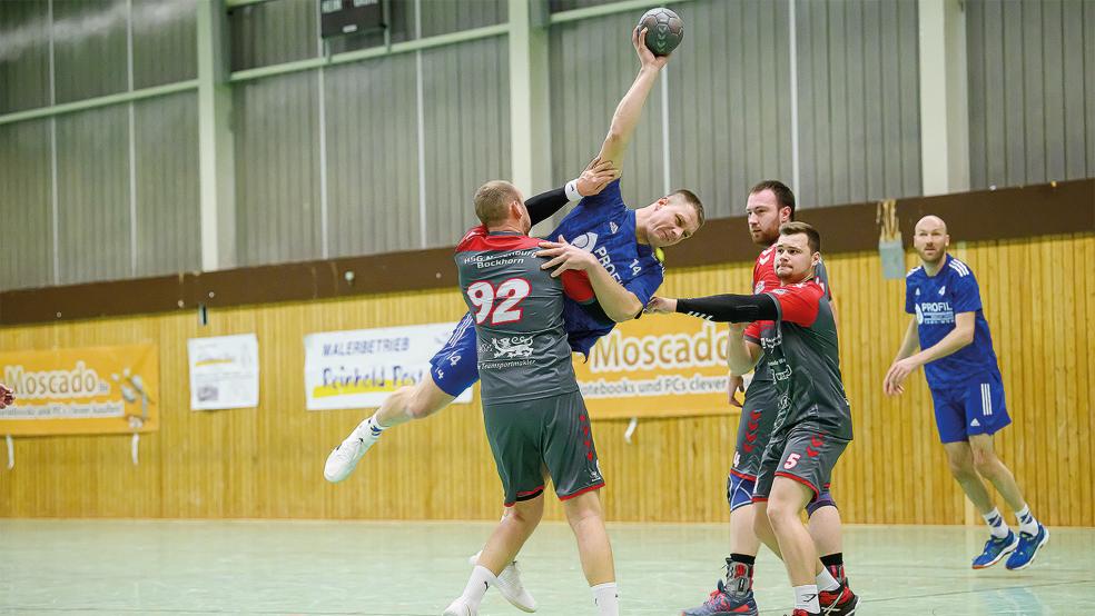 Holthusens Marco Post wird hier beim Wurf gefoult. Er und sein TuS konnten sich letztlich verdient mit fünf Toren Vorsprung durchsetzen.  © Foto: Bruins