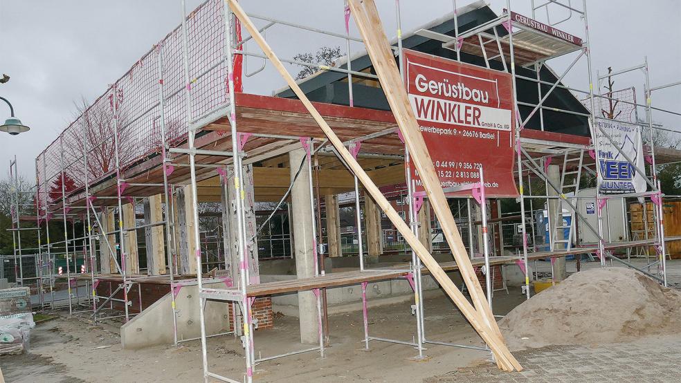 Das »Kulturhaus am Markt« hat eine Grundfläche von 12,5 mal 15 Metern. Es steht auf dem Marktplatz in Rhauderfehn und soll Ende März fertig sein.  © Foto: Wieking
