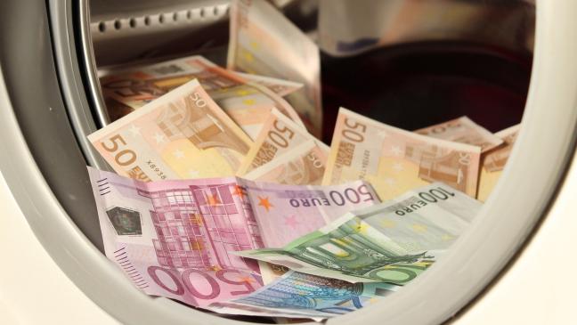 Geldwäsche: Angeklagte bekennt sich