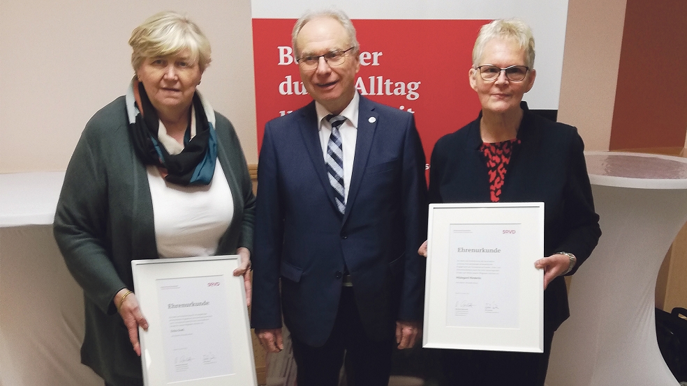 Landesvorsitzender Bernhard Sackarendt ehrte die SoVD-Kreisvorstandsvorsitzende Hildegard Hinderks (rechts) und Kreisfrauensprecherin Erika Grass.  © Foto: privat