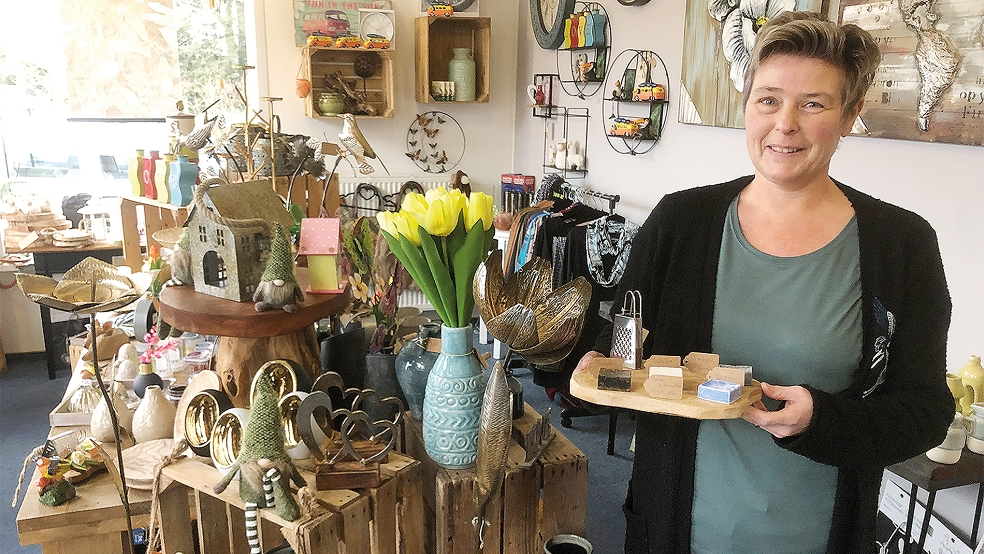 Helina van der Velde hat in Stapelmoor ihren eigenen Deko-Laden eröffnet. Die Räumlichkeiten teilt sie sich mit Partner Martijn Nordkamp, der dort sein Büro hat.  © Foto: Busemann
