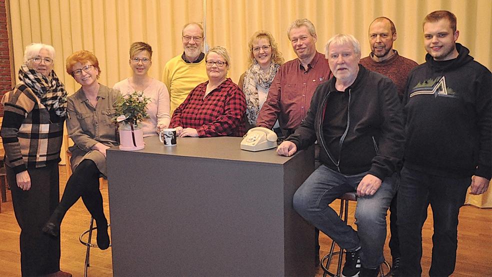 Üben für die Theaterwoche vom 17. bis zum 26. März im DGH in Bingum (von links): Spielleiterin Hildegard Weber und ihre Vertreterin und Spielerin Conny Helmers, Maren Sanders, Curt Weber, Evelyn Meyer, Elke Freese, Friedrich Reich, Lothar Brandt, Theo Geisemeyer und Stefan Friedrich.  © Foto: Wolters