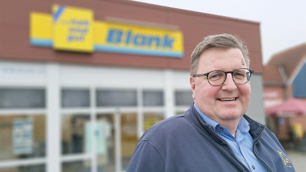 Inhaber Gunnar Blank - hier vor dem Markt in Jemgum - bedauert es, dass er seinen »Nah und gut«-Markt in Ditzum vorübergehend nur mit eingeschränkten Öffnungszeiten betreiben kann. © Fotos: Szyska