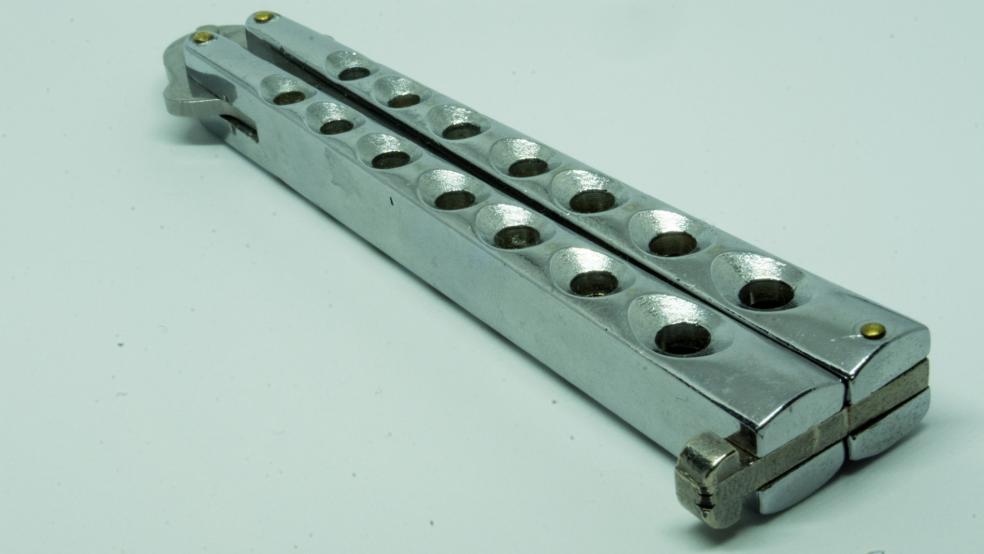 Der Beschuldigte soll einem Opfer ohne Vorwarnung die Klinge eines sogenannten Butterfly-Messers von hinten dreimal in den Rücken gestoßen haben. © PIxabay (Symbolfoto)