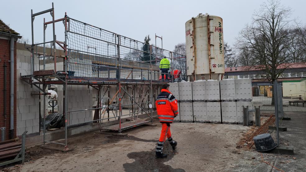 Nach der medizinischen Versorgung durch Notarzt und Rettungsdienst brachten Feuerwehrleute den verletzten Bauarbeiter in einer Trage sicher von dem Gerüst zu Boden. Anschließend wurde der Mann in ein Krankenhaus gebracht. © Szyska