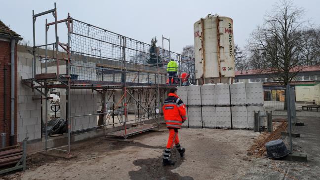 Bauarbeiter stürzt zwei Meter in die Tiefe