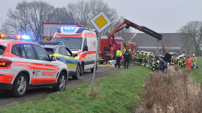 Feuerwehr holt Kleinkinder und Mutter aus Unfallwagen