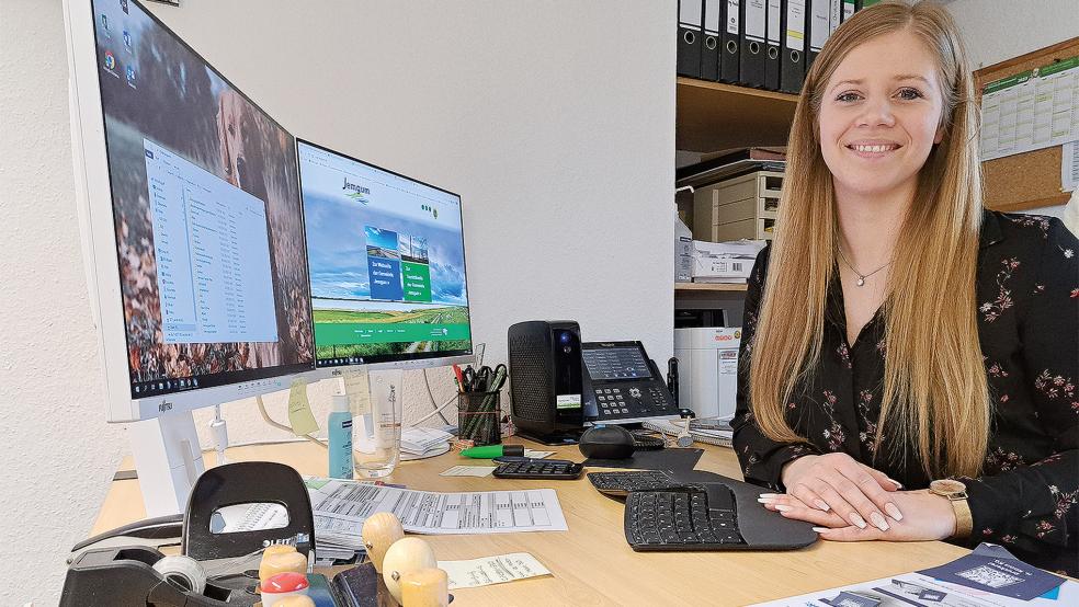 Christina Randt aus Bunde an ihrem Schreibtisch im Rathaus. Die angehende Verwaltungswirtin hat als neue Plattdeutschbeauftragte der Gemeinde Jemgum viele Ideen, wie sie die Regionalsprache fördern kann.  © Foto: Szyska