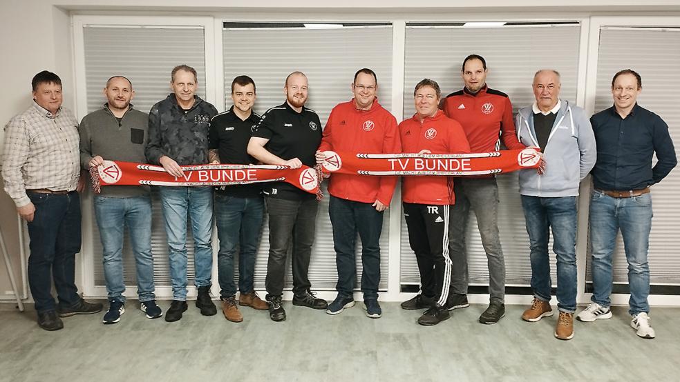 Bernhard Lübbers, Leiter der TV-Fußballabteilung, und Team-Manager Dieter Gelder (von rechts) sowie Lübbers’ Vertreter Andreas Stock (ganz links) freuen sich über die Verlängerung von Marco Christians (Zweiter von links) und Albert Penning (beide 2. Herren), Jens Schoormann und Marius Vry (3. Herren) sowie Matthias Schmidt, Ralph Schmidt und Christopher Klock (1. Herren). Auf dem Foto fehlen der spielende Co-Trainer Jonas Hilbrands und Co-Trainer Melf Wessels (beide 3. Herren) Torwart-Trainer Andre Severiens (3. Herren), Co-Trainer Jörg Beekmann (2. Herren) sowie die Betreuer Tammo Boekhoff (2. Herren) und Stefan Rieks (1. Herren).  © Foto: Born
