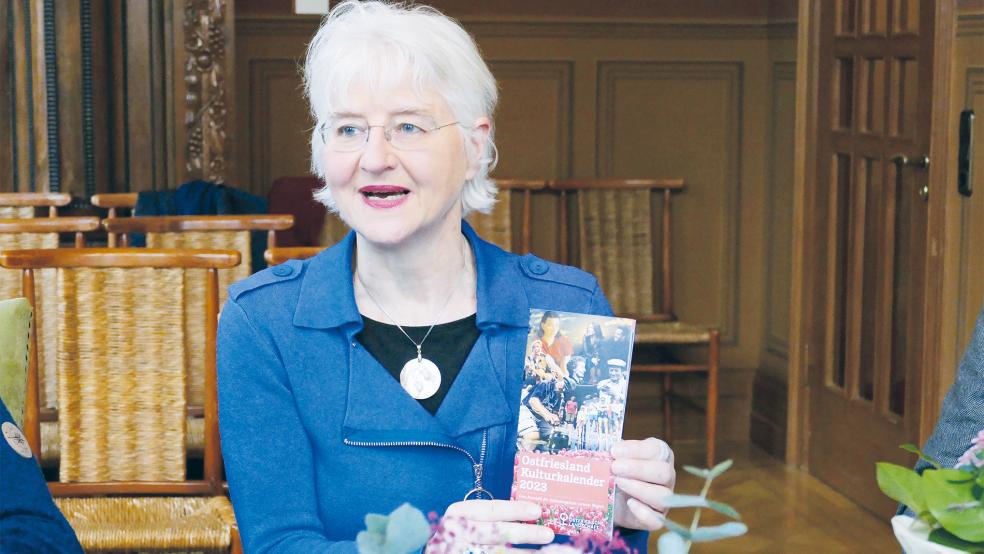 Ein letztes Mal präsentiert Katrin Rodrian den Ostfriesischen Kulturkalender.  © Foto: Jürgens