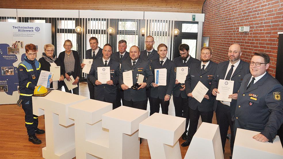 Für langjährige Mitgliedschaft geehrt wurden (von links) Jakob Eberlei aus Leer, Marion Faber (Leer), Anita Kohnen (Tichelwarf) Michael Gosling (Bunde), Torsten Baarts (Leer), Frank Zimmermann (Nortmoor), Michael Niemann (Holthuserheide), Anton Hellmts (Leer), Claas Claasen (Rhauderfehn), Frank Klaaßen (Holthusen), Steffen Tirrel (Bingum), Daniel Kromminga (Rhauderfehn) und Stefan Sandstede (Jheringsfehn). © Fotos: Wolters 