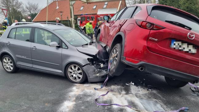 Feuerwehr befreit Frau aus Auto