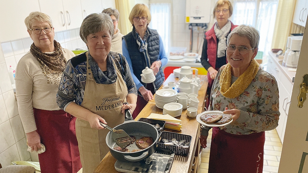 Das Küchen- und Servierteam des Heimat- und Kulturvereins um Klara Kaput (an der Pfanne) und die Vorsitzende Monika Berndt (rechts) bereitete schmackhafte Speckendicken zu.  © Foto: Kuper