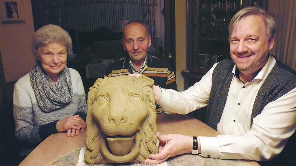Edith und Johann Gronewold bei der Übergabe des »Neermoorer Löwenkopf« an Dr. Klaas-Dieter Voß, Wissenschaftler an der Johannes a Lasco Bibliothek.  © Foto: Privat