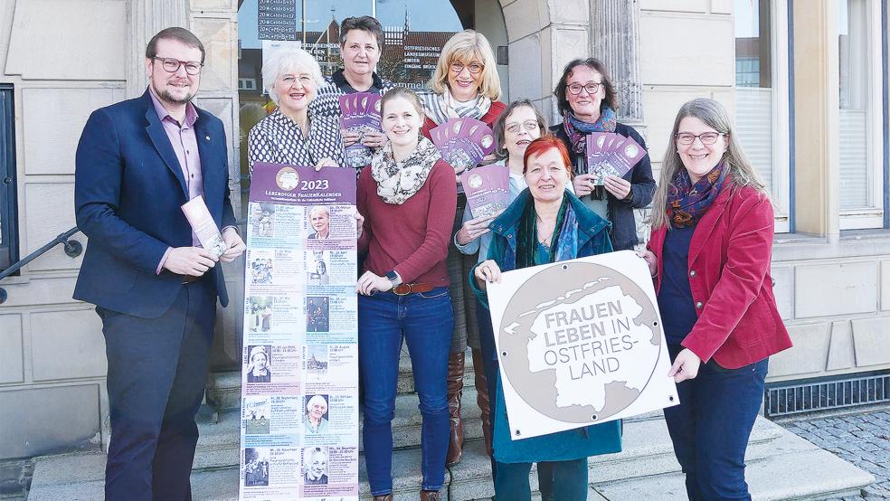 Die Mitglieder des Runden Tisches »FrauenLeben in Ostfriesland« trafen sich jetzt das erste Mal in diesem Jahr in Emden. Oberbürgermeister Tim Kruithoff bekam bei der Gelegenheit einen »Lebendigen FrauenKalender« überreicht.  © Foto: privat