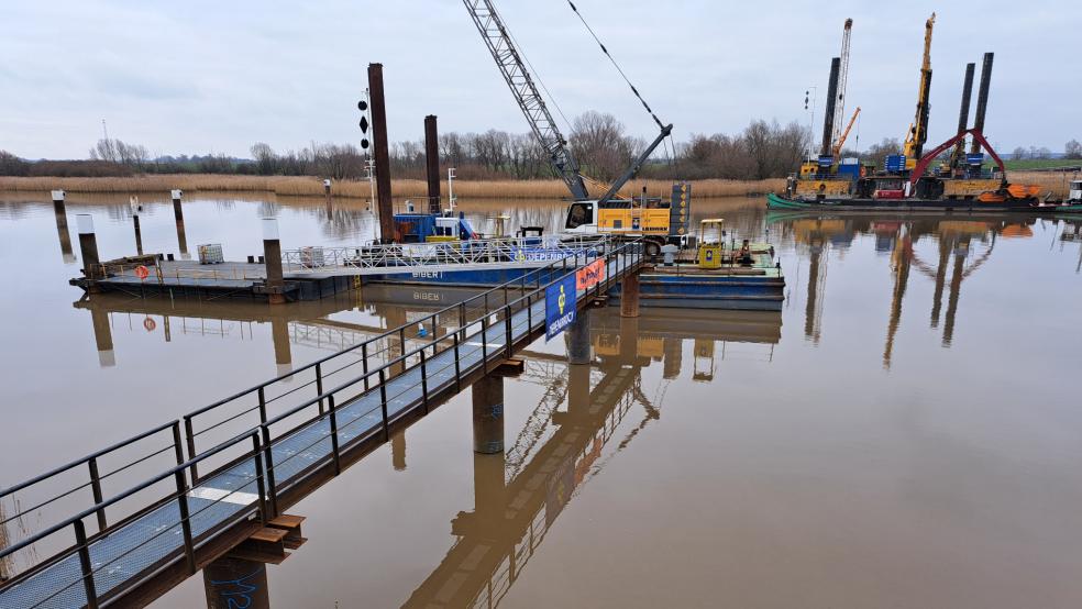 Auf beiden Seiten der Ems zwischen Weener und Hilkenborg laufen zurzeit noch vorbereitende Maßnahmen für den Bau der neuen Friesenbrücke. © Szyska