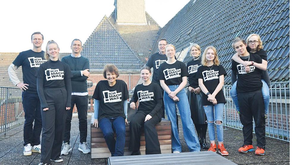 Gestalten die Dachterrasse der Schule: Gerrit Terfehr (Geschäftsführer Bauunternehmen Terfehr, von links), Merle Wiegmanns, Sükrü Begic (Architekt, AG-Leiter), Ute Wieligmann (Schulleiterin), Sophie Engel, Erwin Koops (Geschäftsführer der Lebenshilfe Leer), Mena Siemens, Doris Brahms (Förderverein des UEG), Amélie Sluiter, Jonas Jacobsen, Piotr Sinkowski.  © Foto: privat