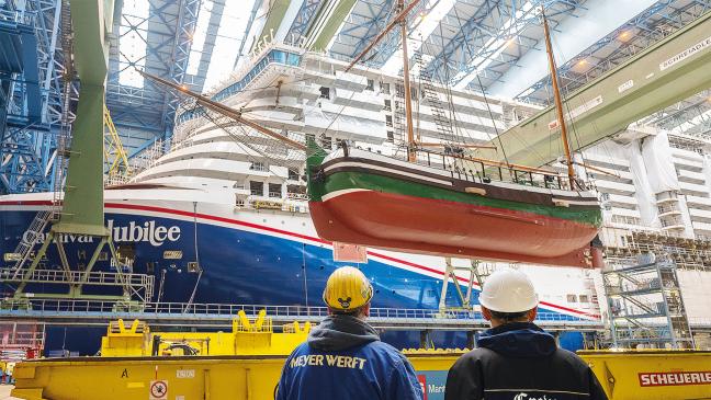 »Luftschiff« vor Luxusliner