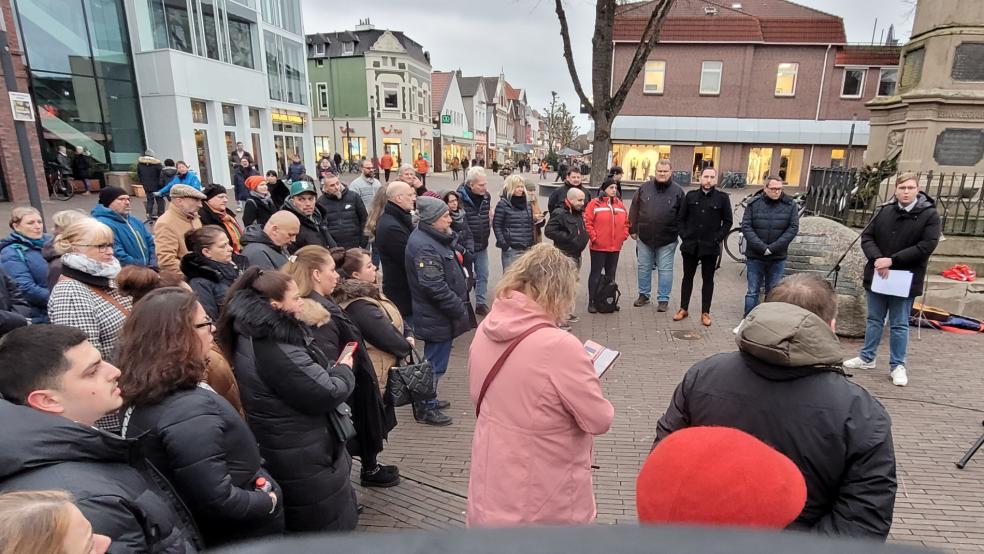 Unter anderem nahmen der SPD-Landtagsabgeordnete Nico Bloem und der SPD-Europaparlamentarier Thiemo Wölken an der Gedenkveranstaltung am Denkmal in Leer teil. © Wolters