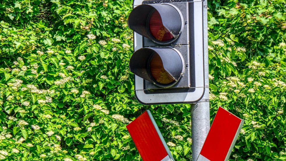 Eine 30-jährige Autofahrerin übersah das Rotlicht der Ampel an dem unbeschrankten Bahnübergang und fuhr an die Gleise heran, als sich ein Zug näherte. © Pixabay (Symbolfoto)