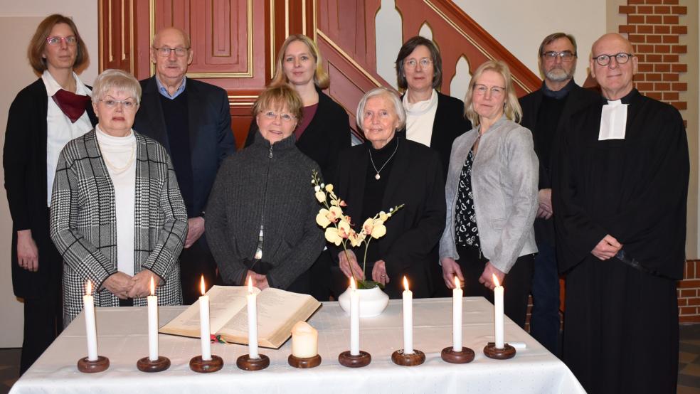 Sabrina Koetsier, Karin Mittwollen, Gerhard Janssen, Evi Neelen, Pastorin Jana Metelerkamp, Gerda Pruin, Christiane Siepker, Katrin Meinders, Theus Graalmann und Pastor Michael Groothues (von links) wirkten mit.  © Foto: Kuper