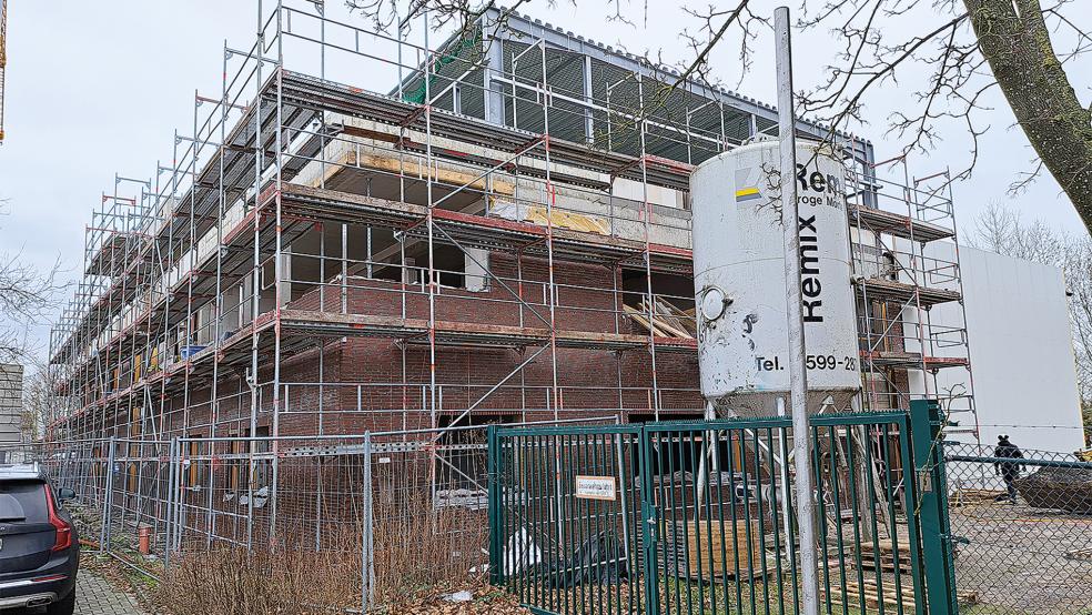 Der Neubau hinter dem Verwaltungsgebäude der Papierfabrik Klingele am Alten Hafen in Weener kostet nach Angaben von Werkleiter Thilo-Hubertus Kuhl rund fünf Millionen Euro.  © Foto: Szyska
