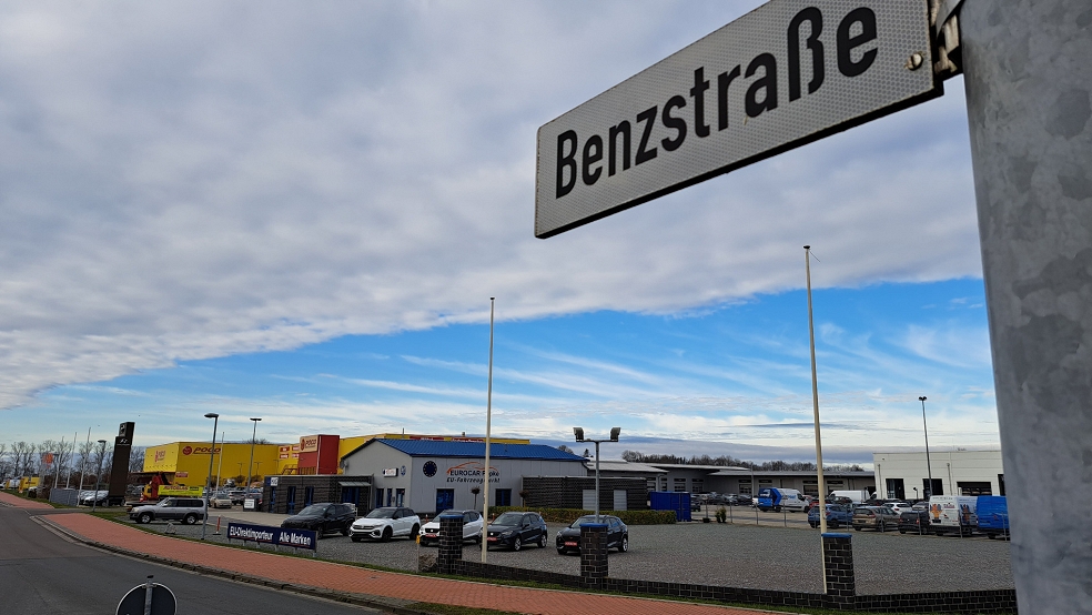 Für die weitere Erschließung des Gewerbegebietes an der Benzstraße bei der Autobahn-Auffahrt Leer-Nord hat das Land Niedersachsen der Stadt Leer eine Fördersumme von 11,7 Millionen Euro zugesagt. © Szyska