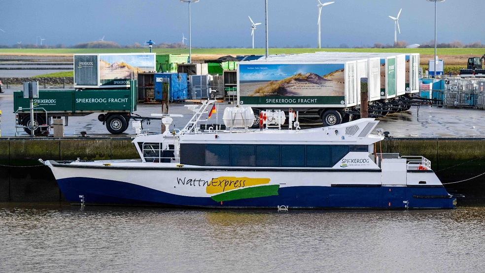 Der neue "WattnExpress" liegt im Hafen. Das Fährschiff ermöglicht den weitgehend tideunabhängigen Transport zwischen der Insel Spiekeroog und dem Hafen von Neuharlingersiel. © Sina Schuldt (dpa)