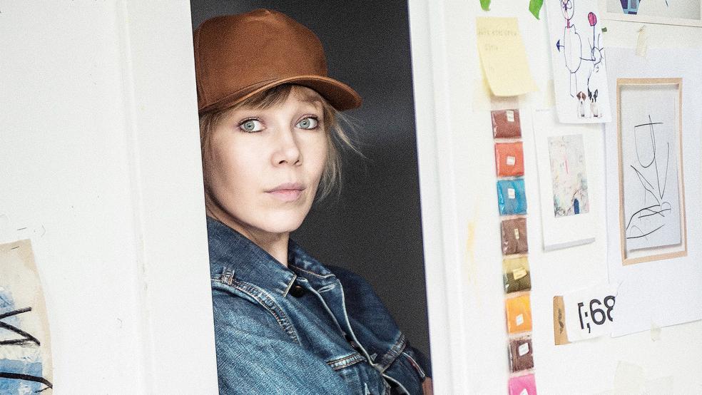 Jenny Brosinski stellt ihre Bilder in Emden aus.  © Foto: Jossen