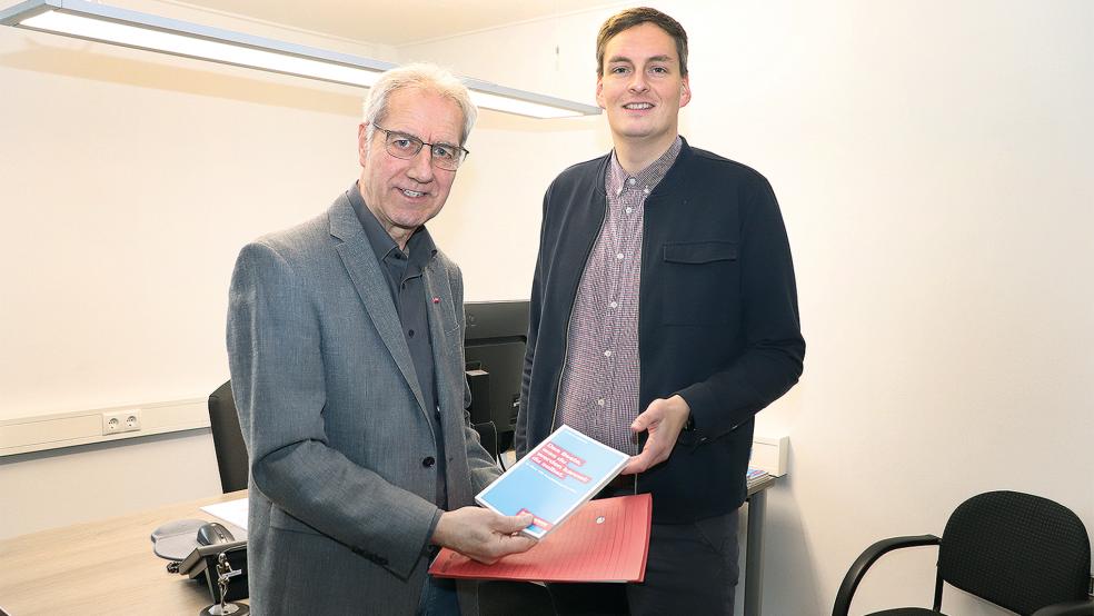 Dieter Friedrichs und sein Nachfolger Jörg Harms.  © Foto: HWK