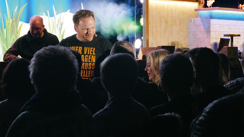 In der ersten Zuschauer-Reihe suchte Ralf Schmitz in den ersten Minuten seines Auftritts Kontakt zum Publikum.  © Fotos: Jürgens