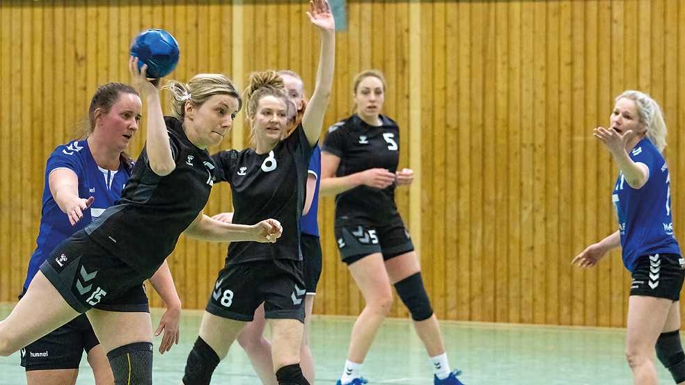 Carina Löning (am Ball) konnte ein Tor zum Sieg der HSG Weener/Bunde beisteuern.  © Foto: Jungeblut