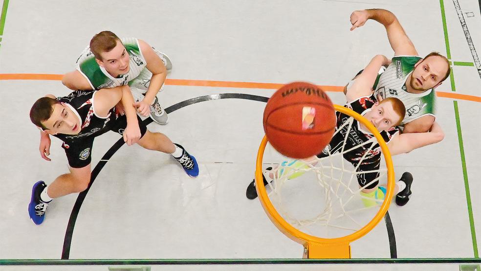 Hoffen und Bangen: Die in grün und weiß gekleideten Bingumer wollen den Ball in den Korb starren, die beiden dunkel gekleideten Delmenhorster können nur noch zusehen.  © Foto: Bruins