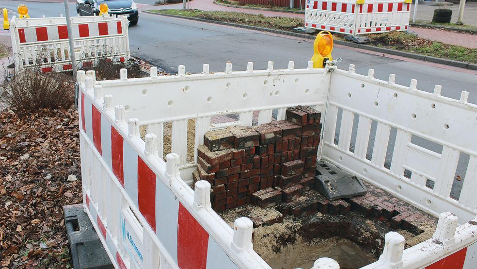 Im Bereich des Friedhofes und der »Felta«-Tankstelle in Weener geht der Bau der Ampel nun voran.  © Foto: Busemann