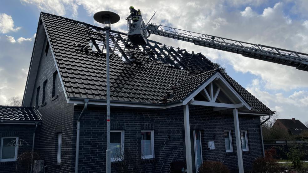 Schwer beschädigt wurde dieses Wohnhaus an der Elisabethstraße in Papenburg durch einen Blitzeinschlag.  © Foto: Feuerwehr