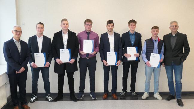 Facharbeiterbriefe für ABW-Absolventen