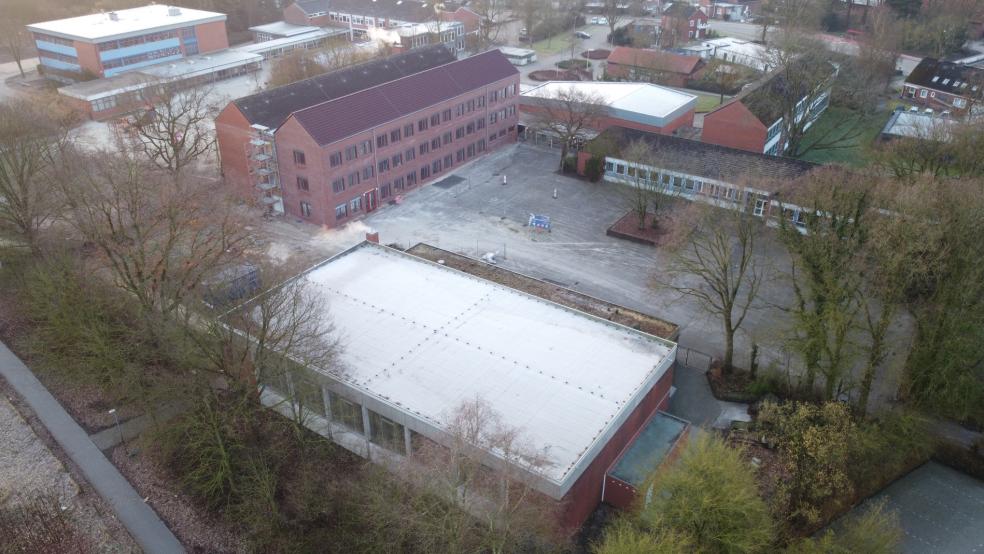 Die alte Turnhalle der Oberschule, im Vordergrund, ist abgängig und soll durch die neue Dreifeldturnhalle am Beningaweg ersetzt werden.  © Foto: Bruins