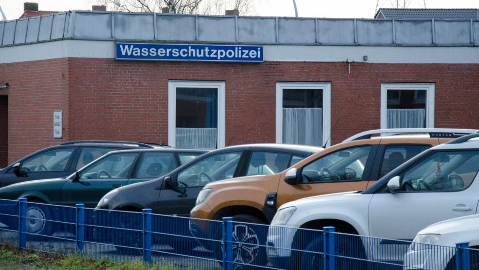 Die Wasserschutzpolizei in Emden musste sich gestern mit der Havarie eines Autotransporters befassen. Das Schiff wurde schwer beschädigt, darf aber auslaufen. © Hanken