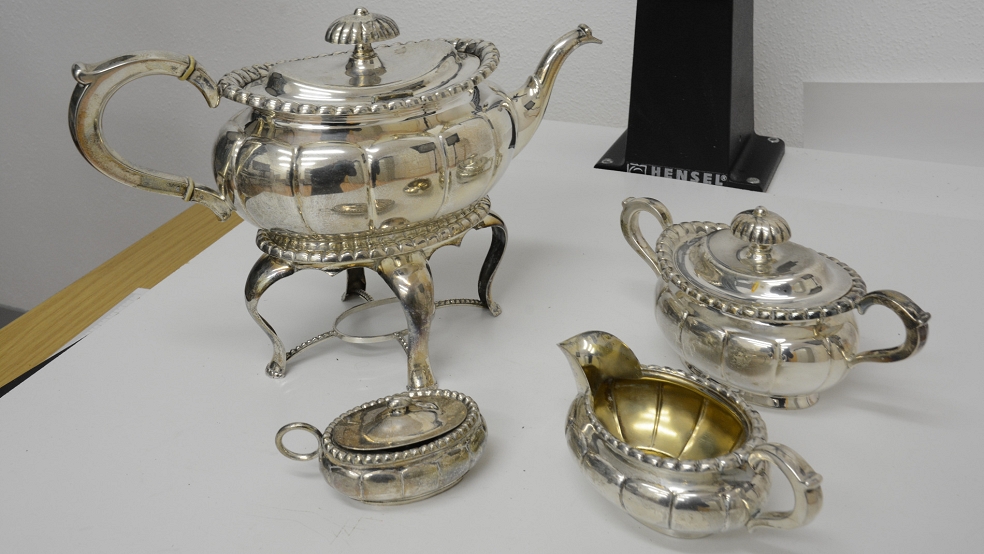 Auch dieses vierteilige Teeservice in 830er Silber gehört zu den aufgefundenen Gegenständen, die vermutlich aus Diebstählen stammen. © Polizei