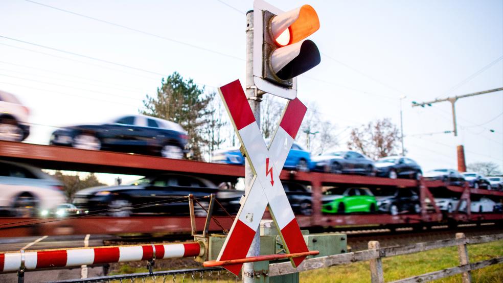 In der Nähe des Bahnübergangs in Ihrhove (Bild) sollen bis Ende des Monats unter anderem Bäume und Sträucher geschnitten werden, um eine Fläche für die Baustelleneinrichtung zu schaffen. © Dittrich (dpa/Symbolfoto)