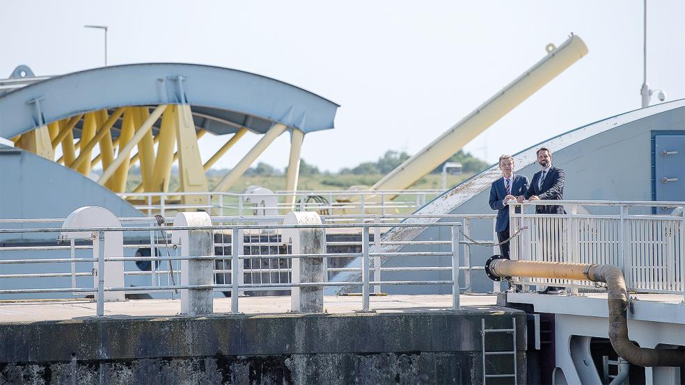 Beim Testlauf der Tidesteuerung durch das Ems-Sperrwerk im Juni 2020 war Olaf Lies (rechts) noch Niedersächsischer Umweltminister, inzwischen ist er Wirtschaftsminister - und der damalige Präsident der Generaldirektion Wasserstraßen und Schifffahrt, Hans-Heinrich Witte, ist inzwischen im Ruhestand.  © Foto: Schuldt (dpa)