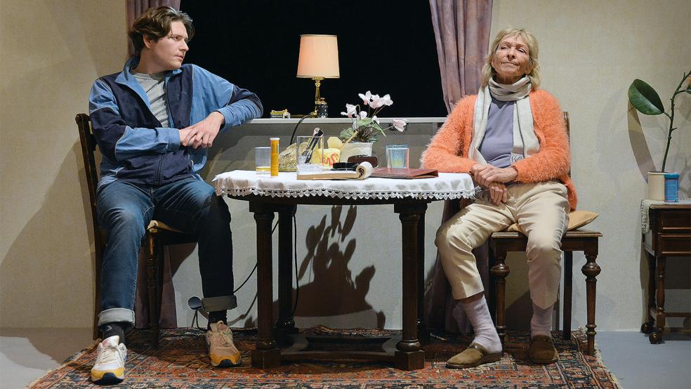 Zwei an einem Tisch: »Falscher Hase« mit Jan-Eric Meier und Sibylle Hellmann.  © Foto: Landesbühne / Axel Biewer