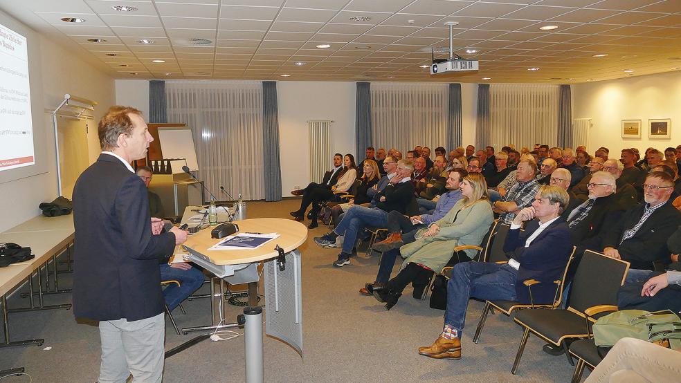 Rechtsanwalt Christoph Brand erläuterte und veranschaulichte die neuen juristischen Rahmenbedingungen.  © Foto: Jürgens