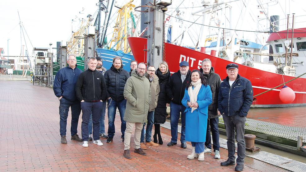 Nach der Gesprächsrunde im Müllerhaus ging es zum Hafen. Rechts im Bild Dirk Sander, Präsident des Fischereiverbandes Weser-Ems, neben ihm der Europaabgeordnete Jens Gieseke und die Bundestagsabgeordnete Gitta Connemann.  © Foto: Hoegen