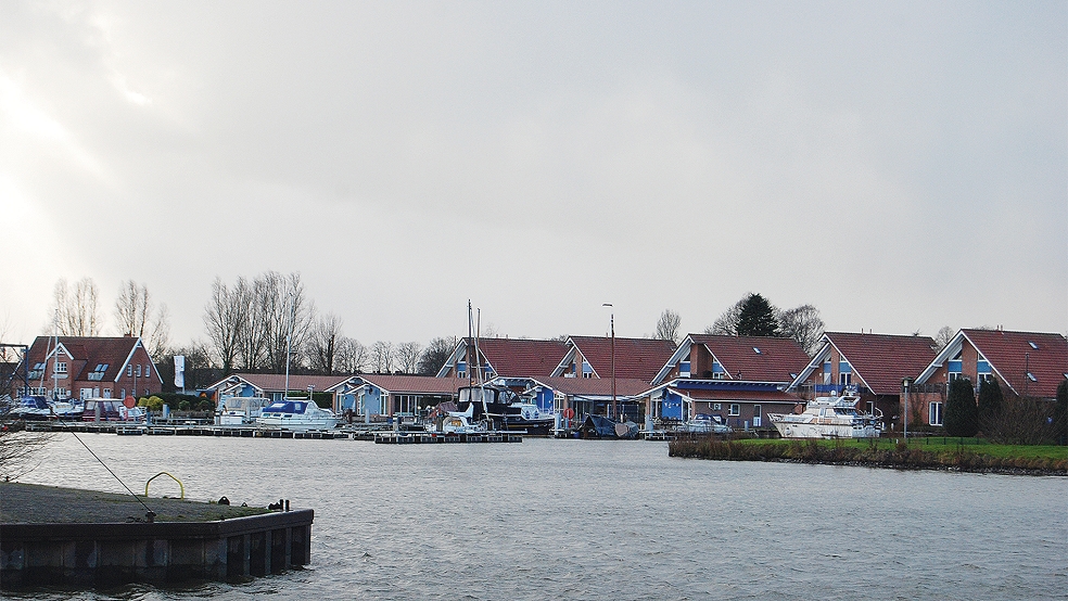Auch der Bereich des Sportboothafens in Weener soll bis Anfang April entschlickt werden.  © Foto: Hoegen