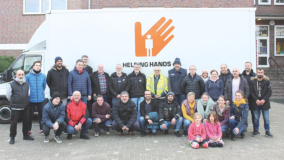 Viele freiwillige Helfer kamen zur Grundschule Bunde, um aussortierte Tische und Stühle in Lkws zu laden. Diese werden nach Moldawien gebracht.  © Foto: Busemann